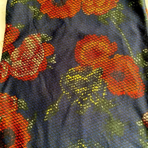 LuLaRoe Red Poppy Cross Stitch like Pattern Leggings - Picture 4 of 5